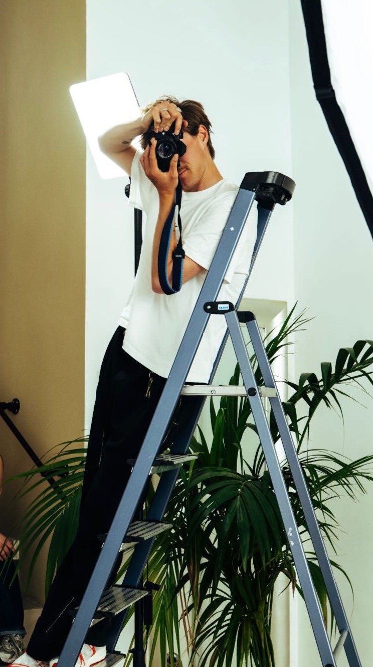 Spulwerk im Studio: Fotografin auf der Leiter mit Kamera