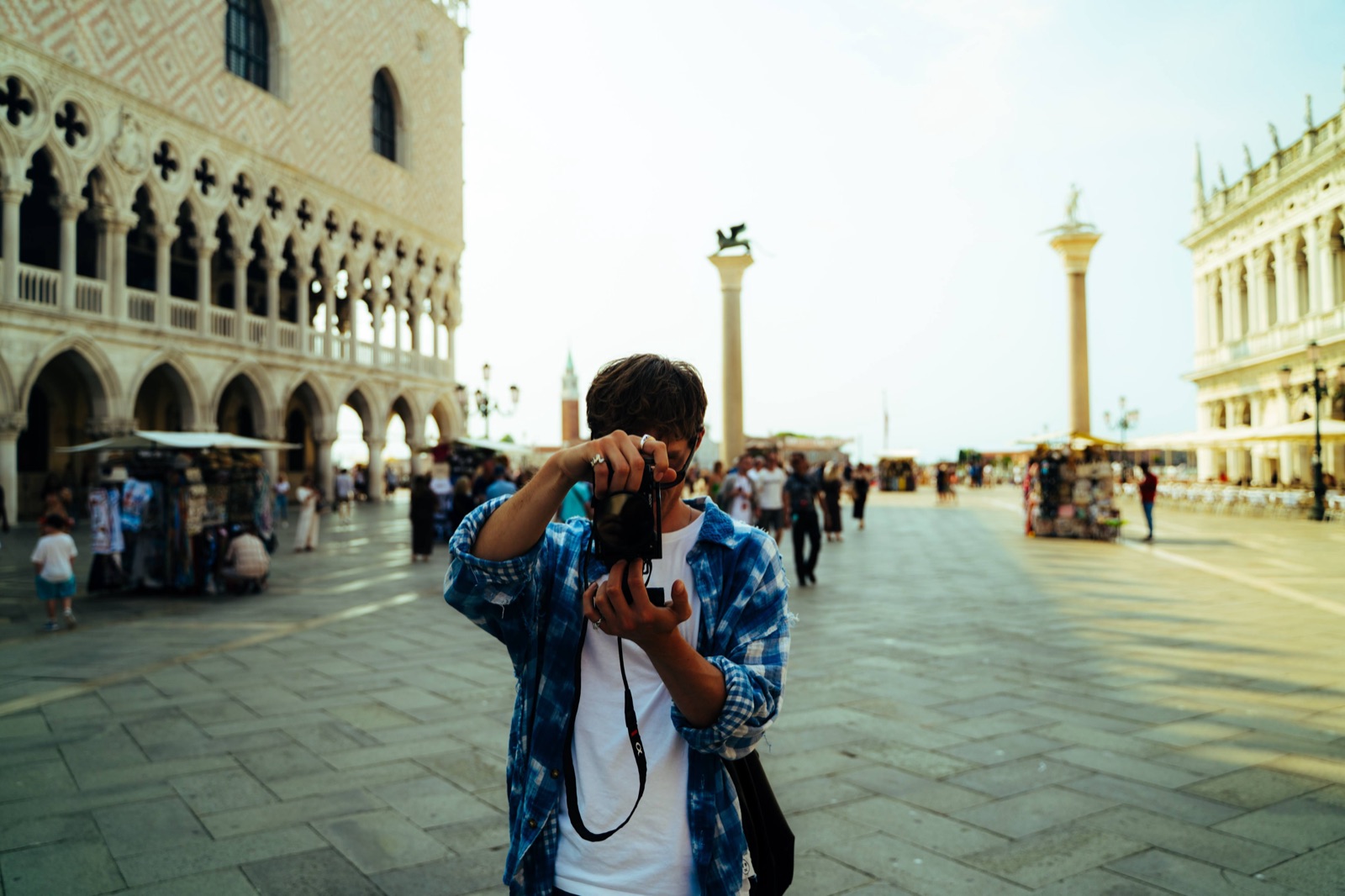 Spulwerk on Location: Fotograf mit Kamera auf einem Platz in Venedig